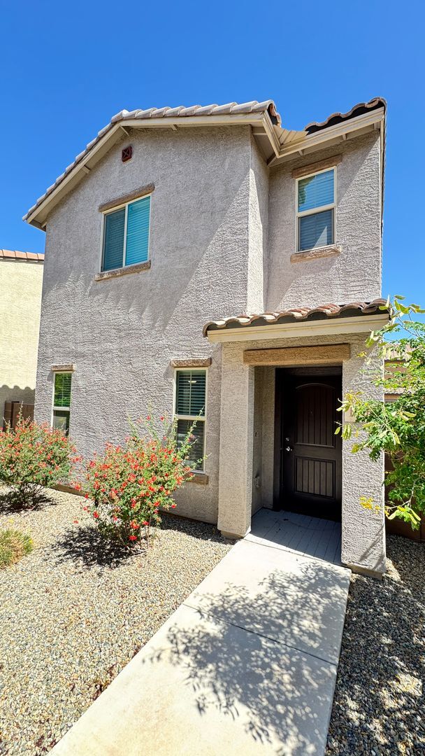 Building Photo - North Central (Mountain and Prince)  2 story, 3 bed, 2.5 bath home with 2 car garage!
