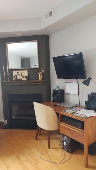 Building Photo - 680 N Green St