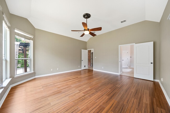 Building Photo - Spacious 4-Bed Luxury Home with Chef’s Kitchen, Fenced Yard, and 3,528 sq ft in Helotes