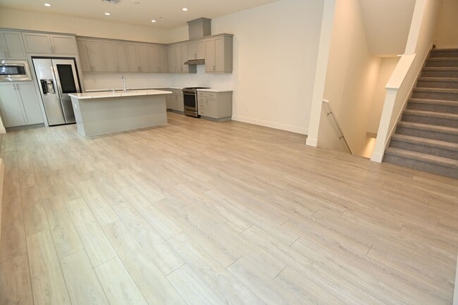 Building Photo - Upscale 2-BR Dual-Suite Condo in Downtown San Jose