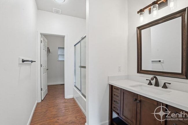 Building Photo - 419 NE 7th Ave