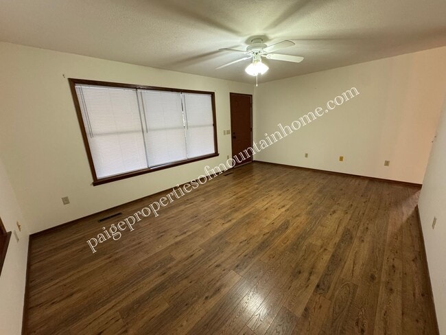 Building Photo - Charming 2 Bedroom, 1.5 Bath Home in Bull Shoals – Corner Lot & Close to Lake Access