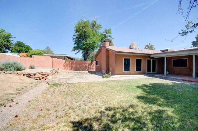 Building Photo - Amazing 3 Bedroom in the Academy Neighborhood