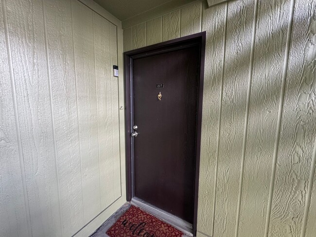 Building Photo - One Bedroom One Bath -Lesley Reilly Property