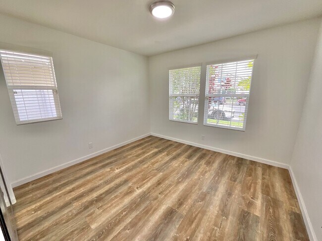 Building Photo - 4 Bedroom 3 Bath, 2 Car garage w/3rd parking stall, Solar panels (RRLLC)