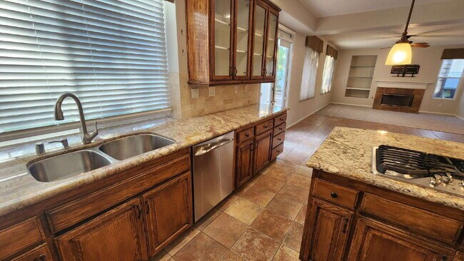 Building Photo - Gorgeous home on the Golf Course in a gated community.