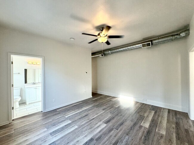 Building Photo - 4 bed/2 full bath Rental on Warner - Mins ...