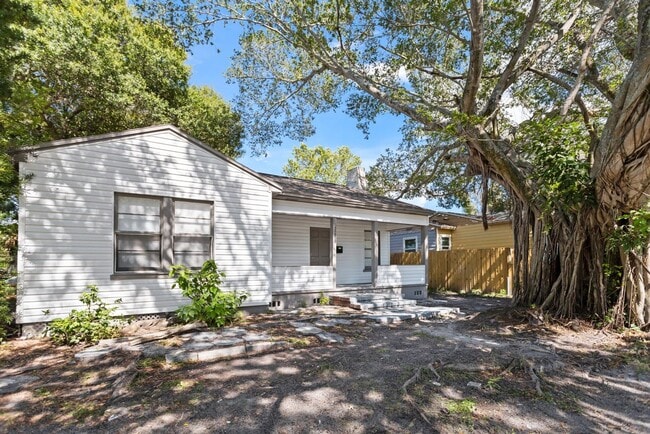 Building Photo - Spacious 3bdrm/1bath House $2295.00 ** Fen...