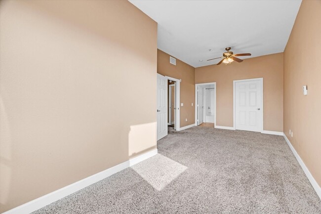 Building Photo - Sought after Park Avenue Condominiums/Top Floor Three Bedroom