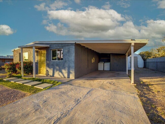 Building Photo - 3 Bedroom 1 Bathroom