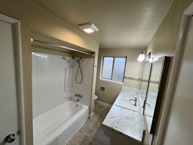 Building Photo - Girgis Duplex