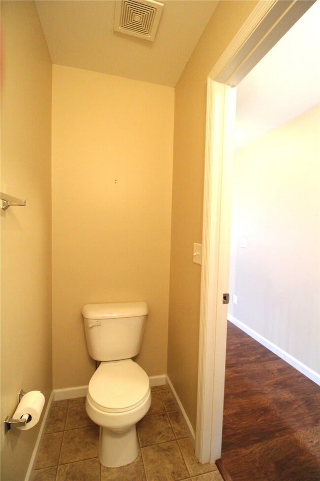 Building Photo - 643 Country Heights Dr