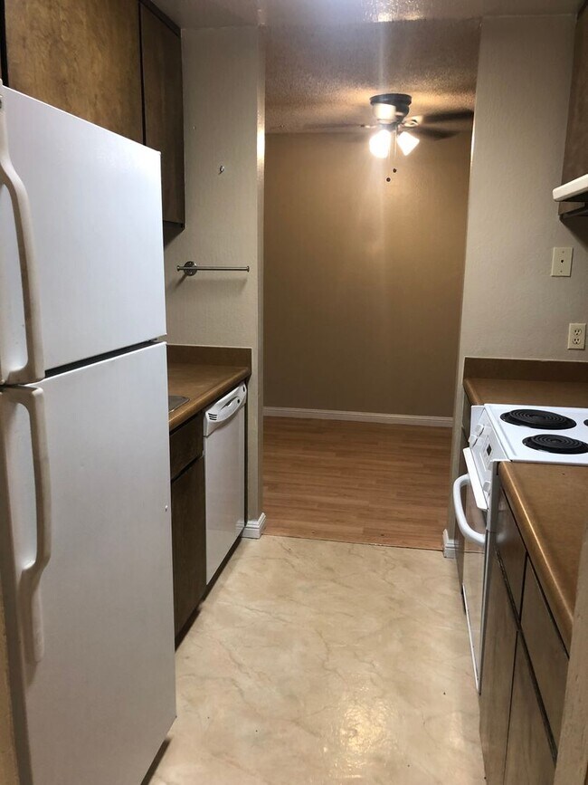 Building Photo - 1 Bedroom & 1  Bathroom Condo