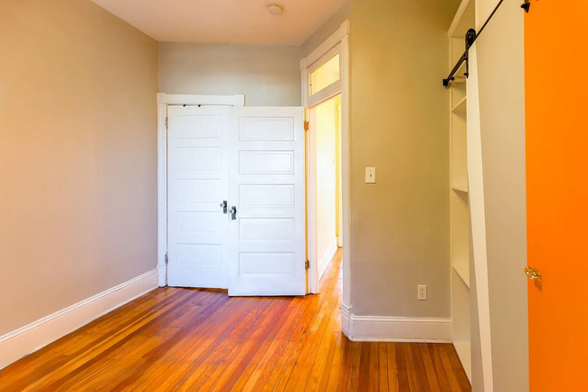 Building Photo - Fully Renovated 3 BR/1.5 BA Apartment in C...
