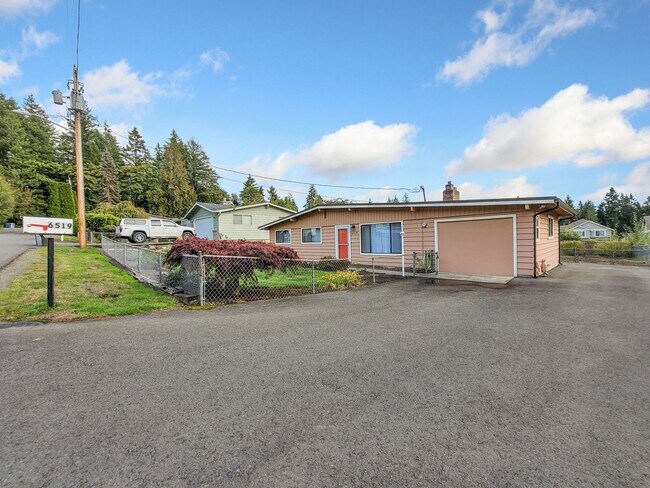 Building Photo - Charming Rambler with Ample Parking and Great Location