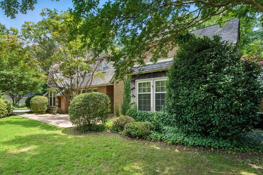 Building Photo - 1421 Lynn Rd