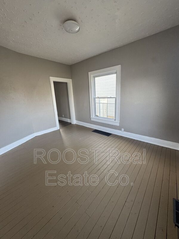 Building Photo - 1027 W Pleasant St