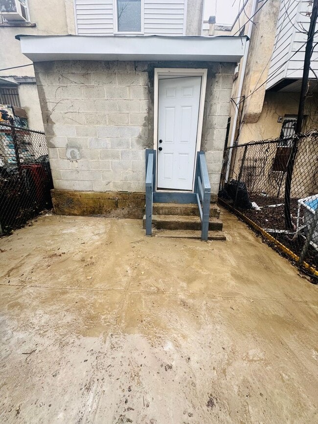 Building Photo - Beautiful 3b/1.5bth House ! Section 8 Only