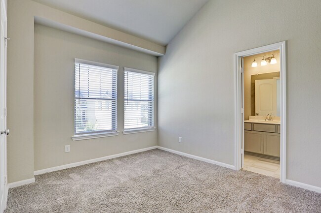 Building Photo - 2527 Terrace Point Dr