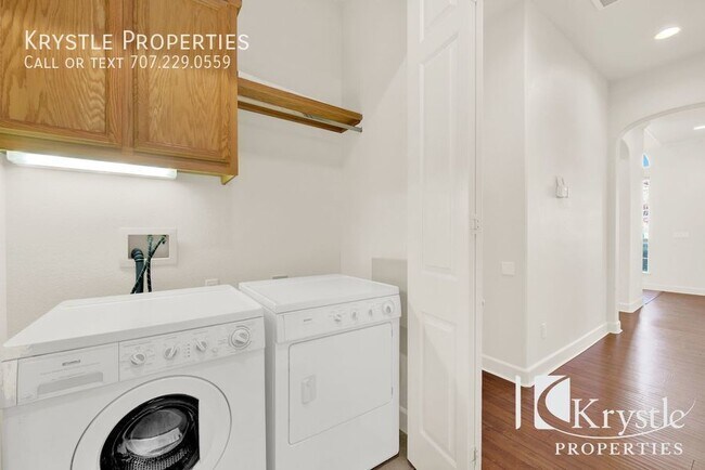 Building Photo - Gorgeous condo in beautiful Tiara gated co...