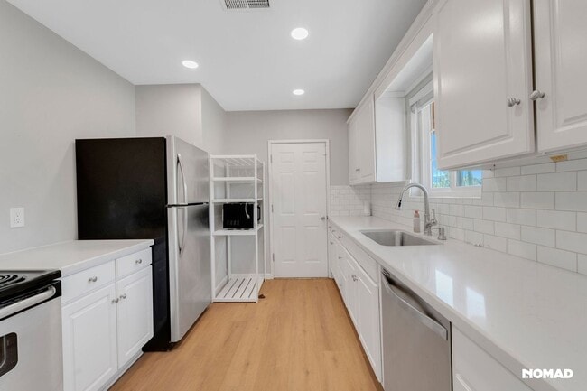 Building Photo - Central Phoenix Home + Rare Climate-Contro...