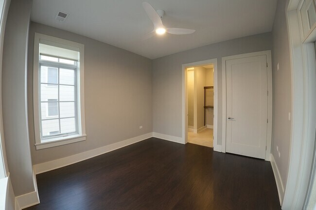 Building Photo - 2050 N Clark St