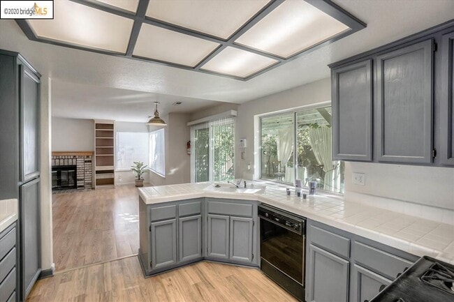 Building Photo - 4973 Ridgeview Dr
