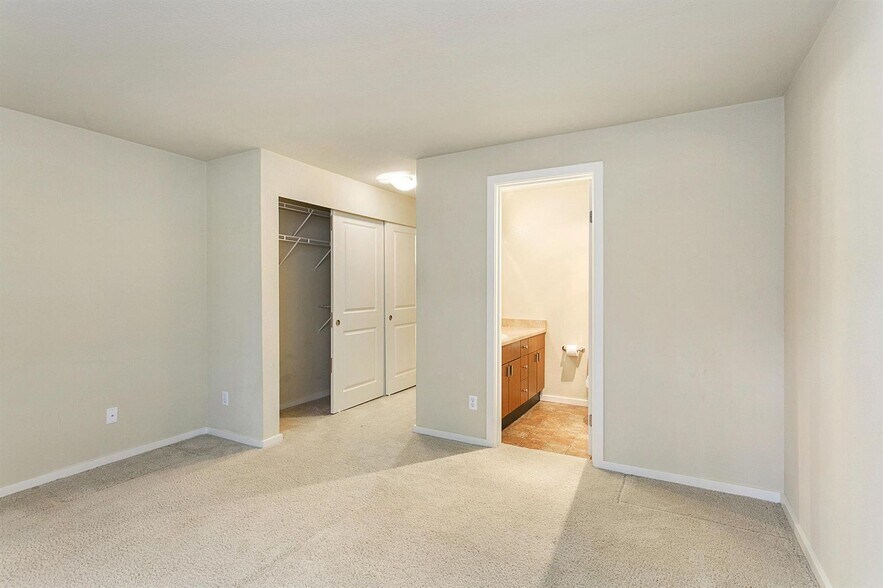 Building Photo - Spacious Mill Creek Corner unit Condo In-Town