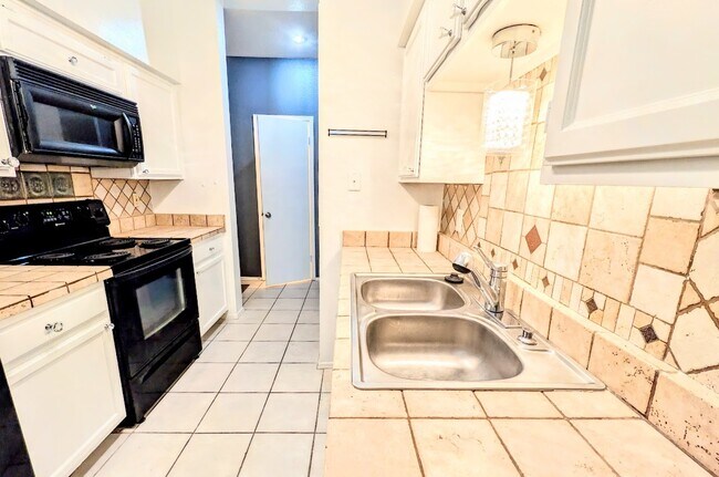 Building Photo - 17641 Red Oak Dr