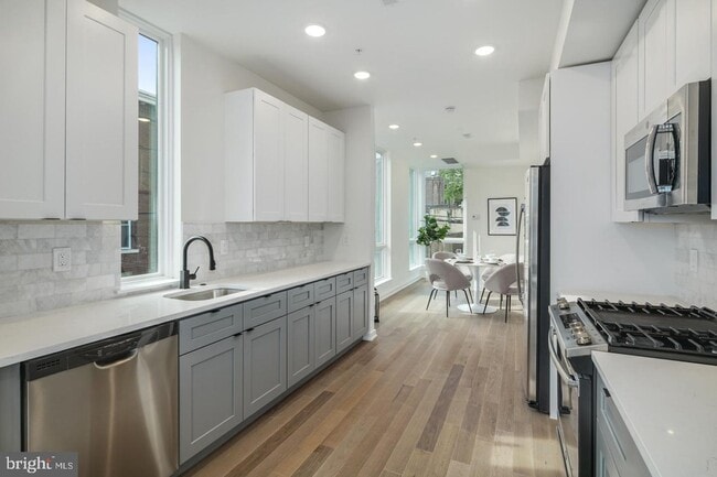 Building Photo - Olde Kensington Two Bedroom Condo
