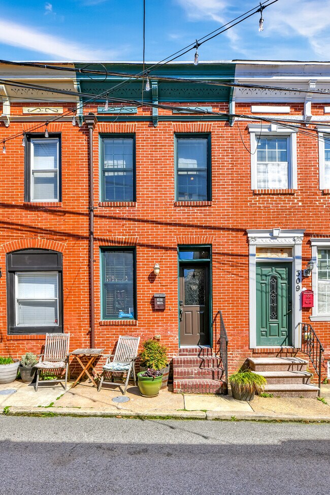 Building Photo - 307 S Chapel St