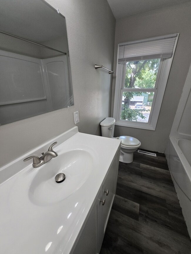 Building Photo - 317 6th Ave N