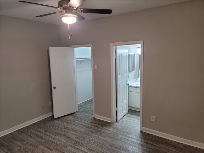 Building Photo - 7250 W Greens Rd