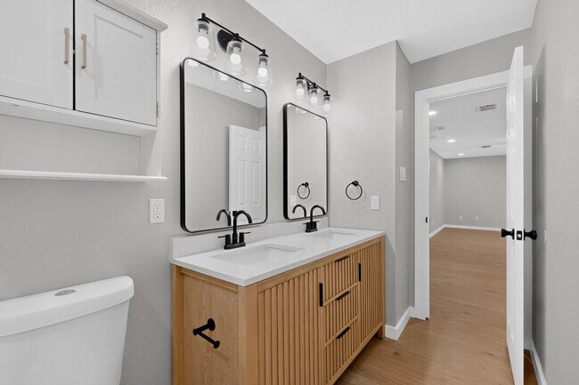 Building Photo - Spacious Renovation Ready To Be Called Home!!!