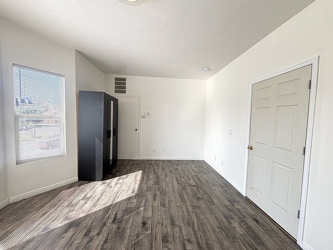 Building Photo - 517 E 500 S