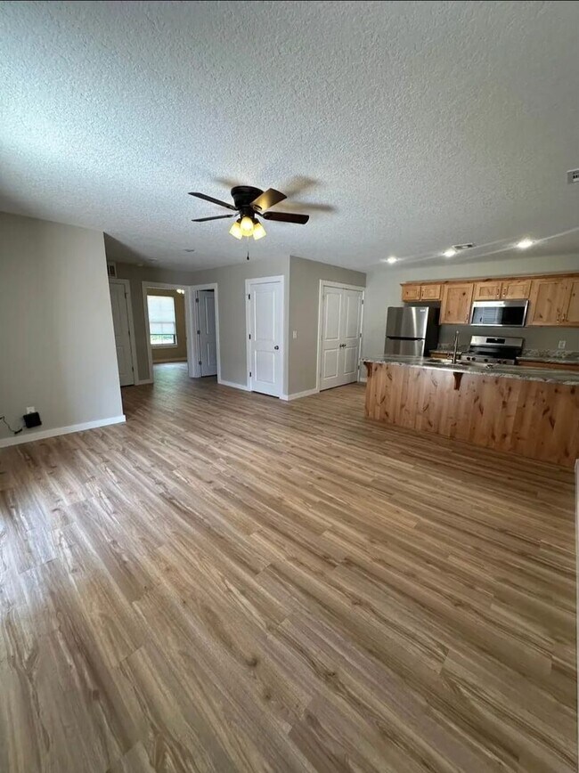 Building Photo - 2 Bedroom at Limestone Estates