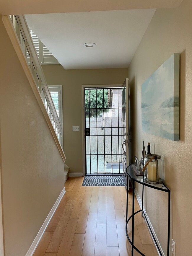 Building Photo - Spacious 3 Bedroom 2.5 Bath Townhouse in C...