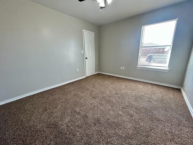 Building Photo - 908 N Belmont Ave