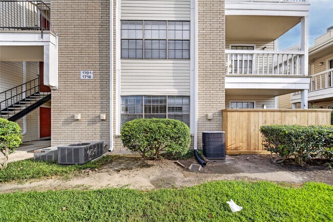 Building Photo - 2750 Holly Hall St