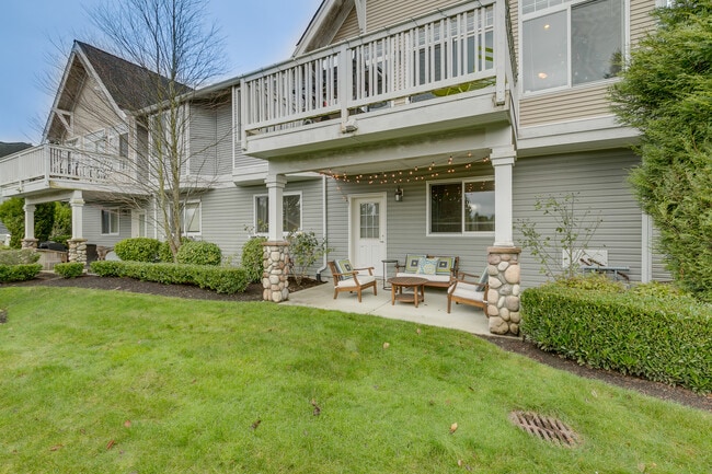 Building Photo - Beautiful open layout 2-level townhome!