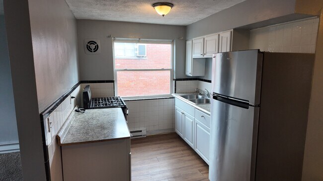 Building Photo - Charming 2-Bed Gem with Hardwood Floors & Large Living Room – Great Value in Cincinnati