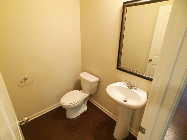 Building Photo - Modern 3BR Townhome - Swim/Tennis and More!