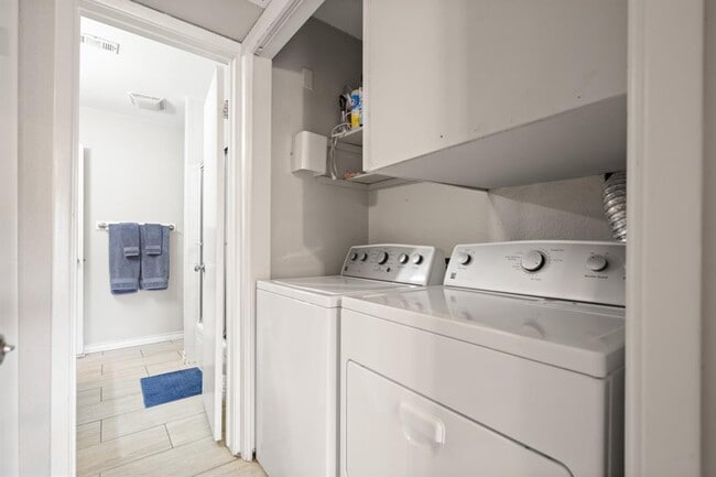 Building Photo - 806 W 24th St