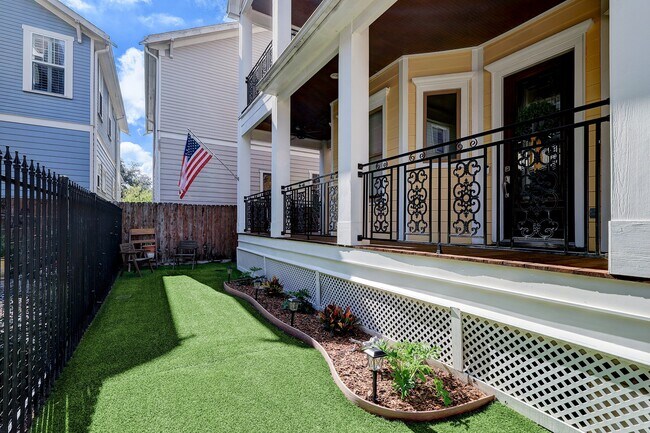 Building Photo - 1126 W 17th St