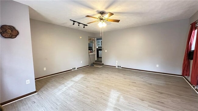 Building Photo - 364 Navarre Dr