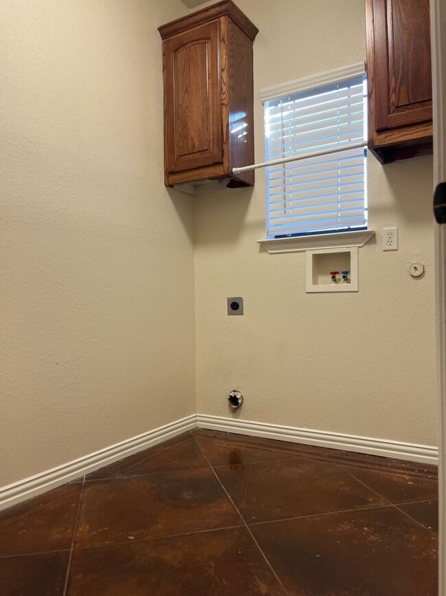 Building Photo - Four bedroom home located in prime neighbo...