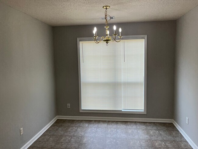 Building Photo - Off Hunter Rd! New Flooring and New Paint