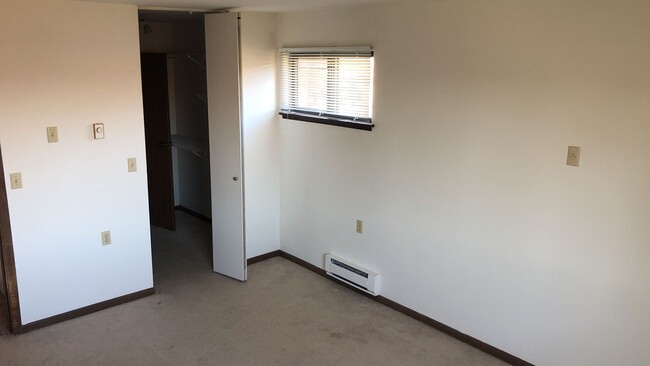 Building Photo - Spacious 2 bed 1.5 bathroom Condominium