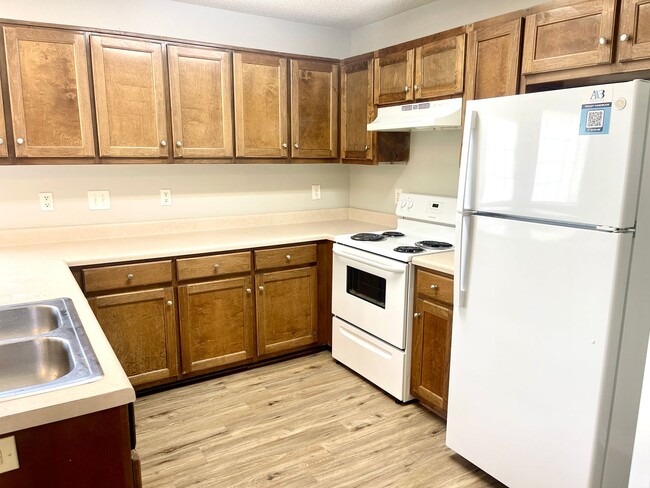 Building Photo - Welcome to this charming 2 bedroom, 2.5 ba...