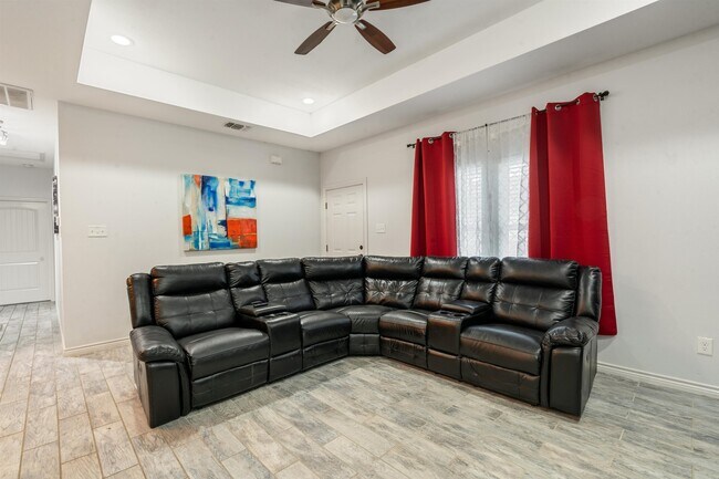 Building Photo - 200 Wallen St